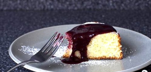 Лаймовый пирог с ежевичным соусом