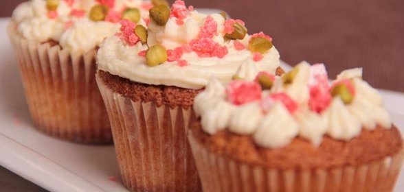Капкейки с белым шоколадом и фисташками по рецепту А. Селезнева