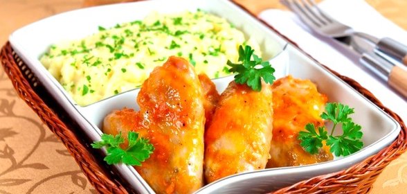 Куриные крылышки, запеченные в розовом соусе