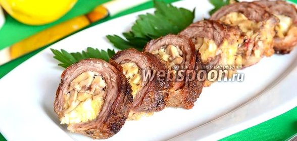 Рулет из говядины с сыром, орехами и грибами
