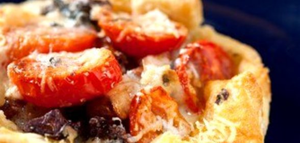 Пицца с луком и сыром