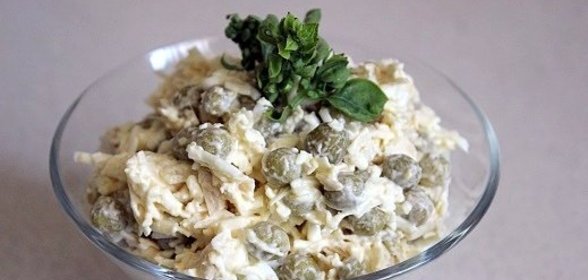 Салат с курицей и плавленным сыром