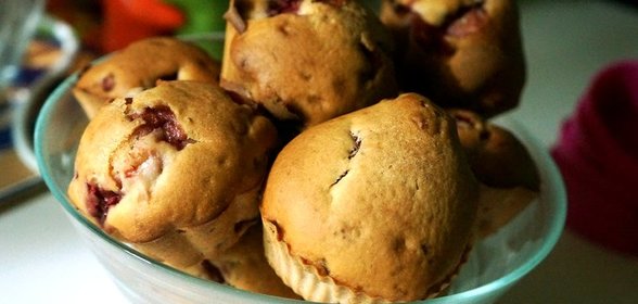 Маффины с клубникой на молоке