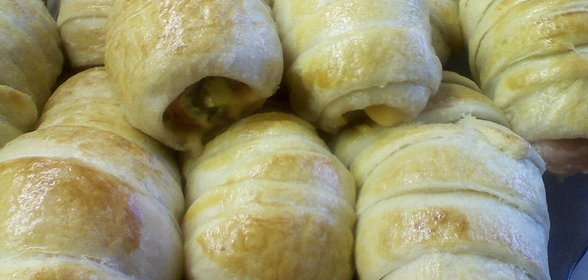 Закусочные рулетики из слоёного теста