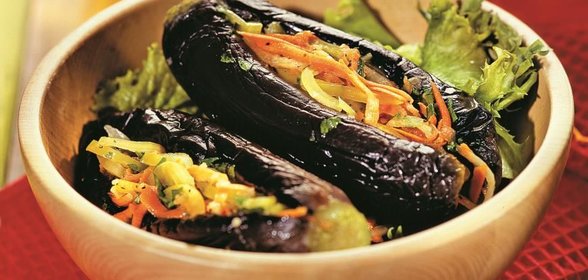 Соленые баклажаны, фаршированные овощами