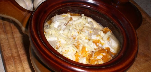 Тыква запеченая в горшочке с грушей и голубым сыром