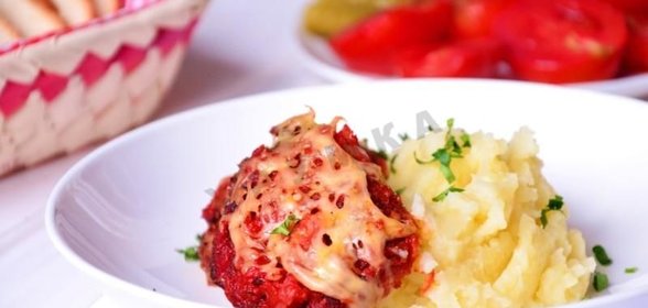Куриные бедра с томатным соусом и сыром