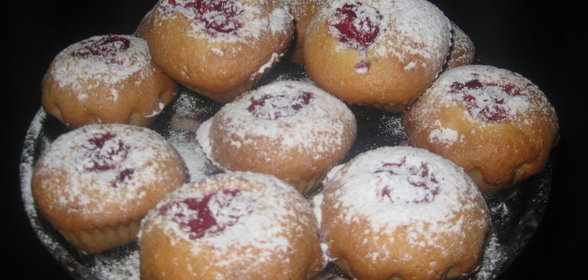 Французские маффины с клубникой и вишней