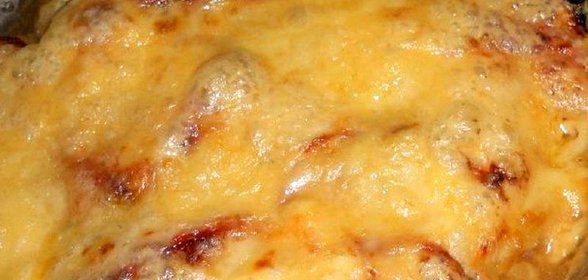 Свинина под овощами с сыром