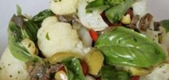 Салат из цветной капусты с базиликом и оливками