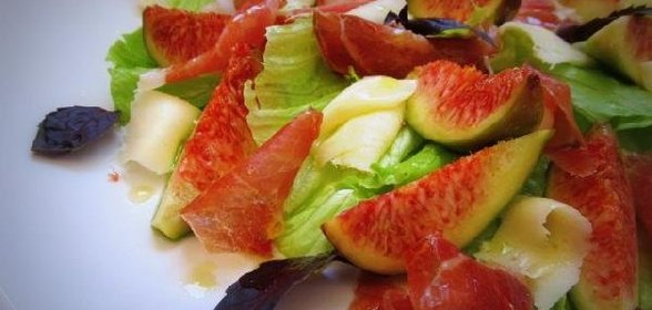 Салат с инжиром, сыровяленной ветчиной и козьим сыром