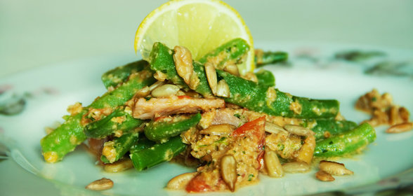 Стручковая фасоль с пряным чесночным песто