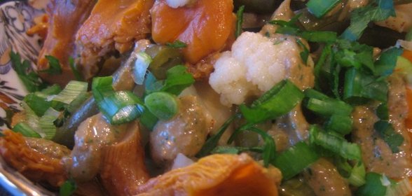 Салат-закуска из маринованных овощей и лисичек с ореховым соусом