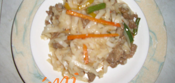 свининка с рисовой лапшой и овощами а-ля рюс