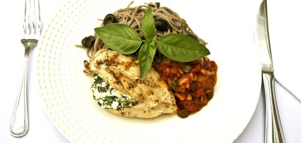 Куриные грудки с сыром фета, гречневой лапшой и соусом путанеско
