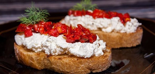 Кростини с рикоттой и вялеными помидорами