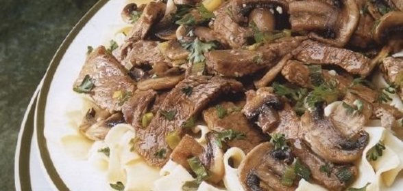 Жареная говядина с лапшой