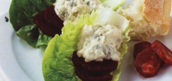 Салат с голубым сыром и свеклой