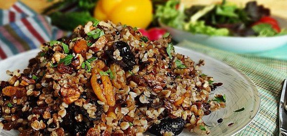 Плов из гречки с сухофруктами