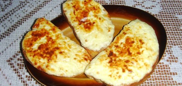 бутерброд запеченый с брынзой - (печени филийки със сирене)