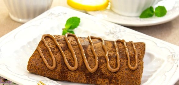 Шоколадные блинчики с бананами и орехами