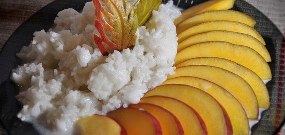 Тайский рис с кокосовым соусом и манго