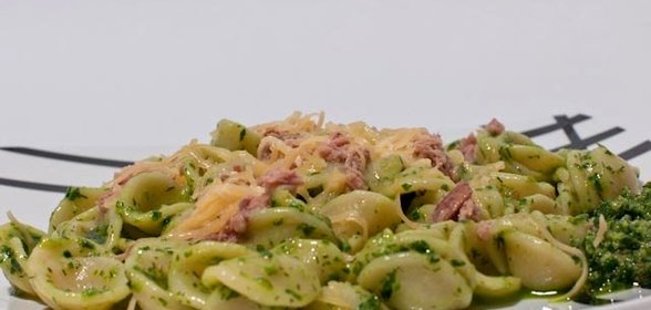 Паста с песто и тунцом