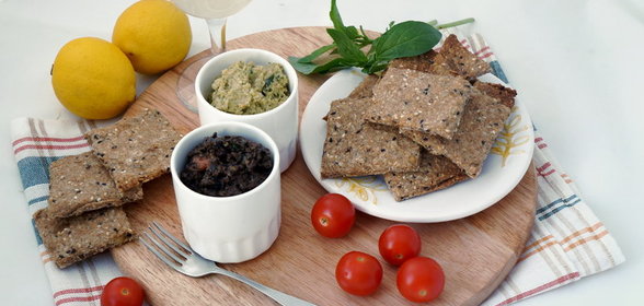 Паштет из оливок с ржаными хлебцами