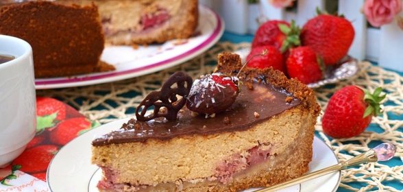 Карамельный сырник с клубникой