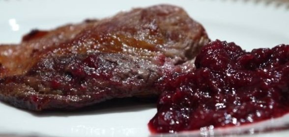 Свинина, жаренная с брусничным соусом «Дарбо»