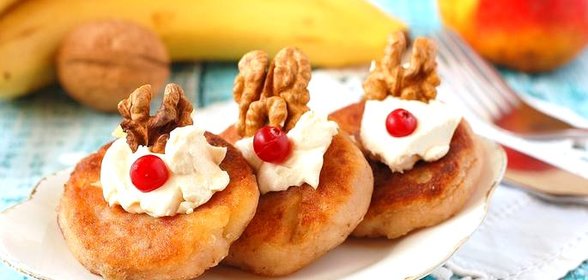 Манные оладьи с яблоками, орехами и изюмом