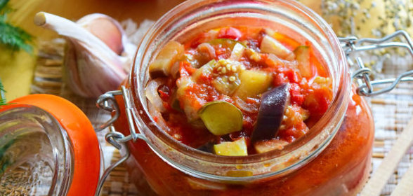 Салат из огурцов и баклажанов в томатном соусе (на зиму)