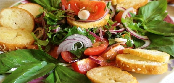 Яйца в помидорах