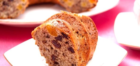Кекс с курагой, изюмом и орехами