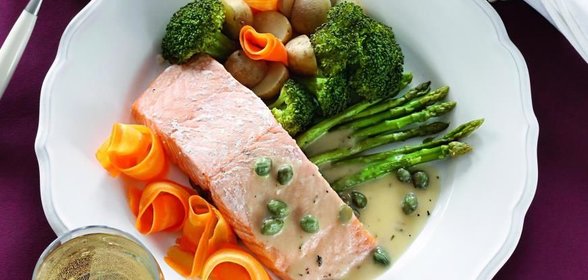Семга с овощами под соусом