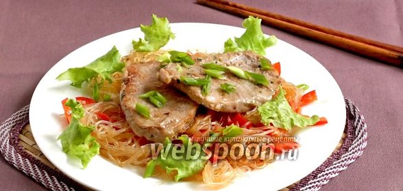 Свиные медальоны в устричном соусе с лапшой