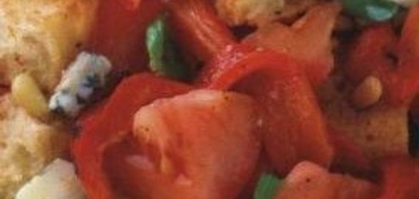 Салат из помидоров и голубого сыра горгонзола