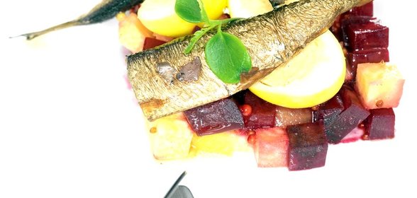 Салат со шпротами, перепелиными яйцами и корнеплодами