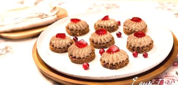 Канапе с паштетом из куриной печени и клюквенным соусом