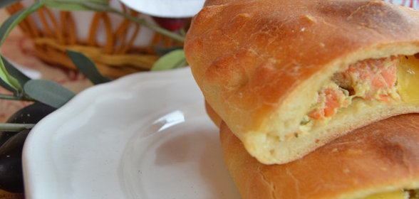 Кальцоне с моццареллой, двумя видами рыбы и соусом тартар