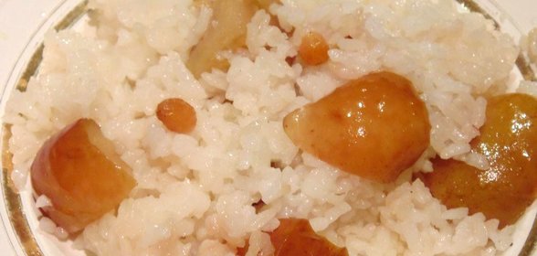 Каша рисовая с яблоками и изюмом