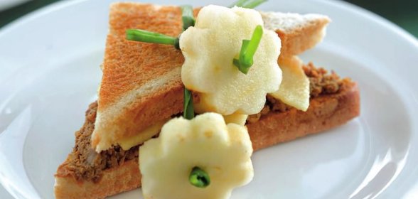 Сэндвич с куриным паштетом, яблоком и сельдереем