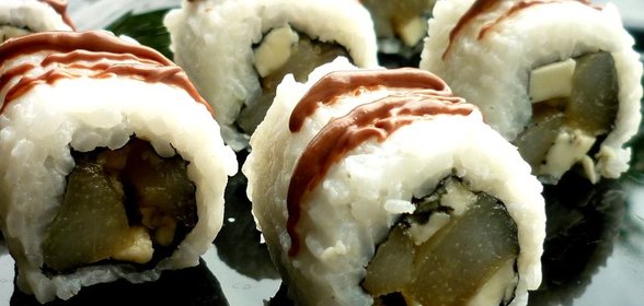 Суши фьюжн с медовой грушей и голубым сыром