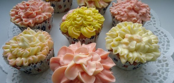 Бисквитные капкейки с клубничным курдом