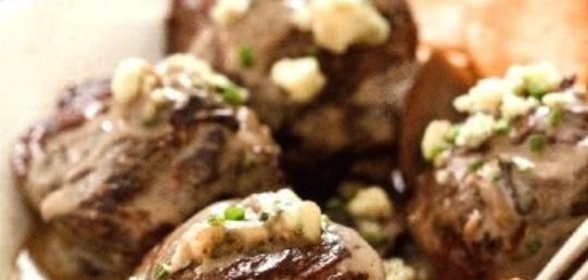 Жареная говядина с соусом из грибов и голубого сыра
