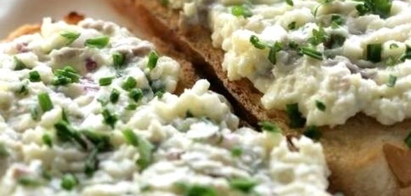Бутерброд с сельдью и сливочным сыром