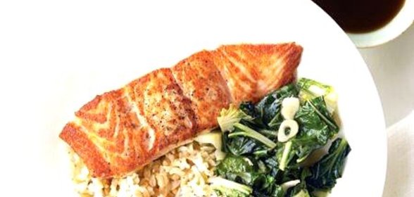 Лосось с рисом и китайской капустой