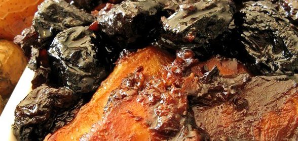 Свиная корейка с черносливом, яблоками и сливками