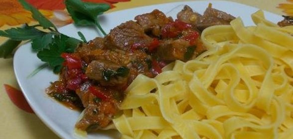 Гуляш по-венгерски с домашней лапшой