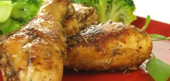 Куриные ножки с душистыми травами и брокколи